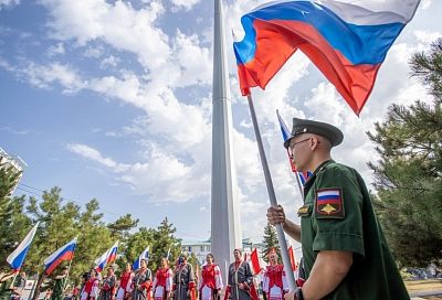 В День флага РФ в Анапе подняли гигантский триколор на одном из самых высоких флагштоков в крае