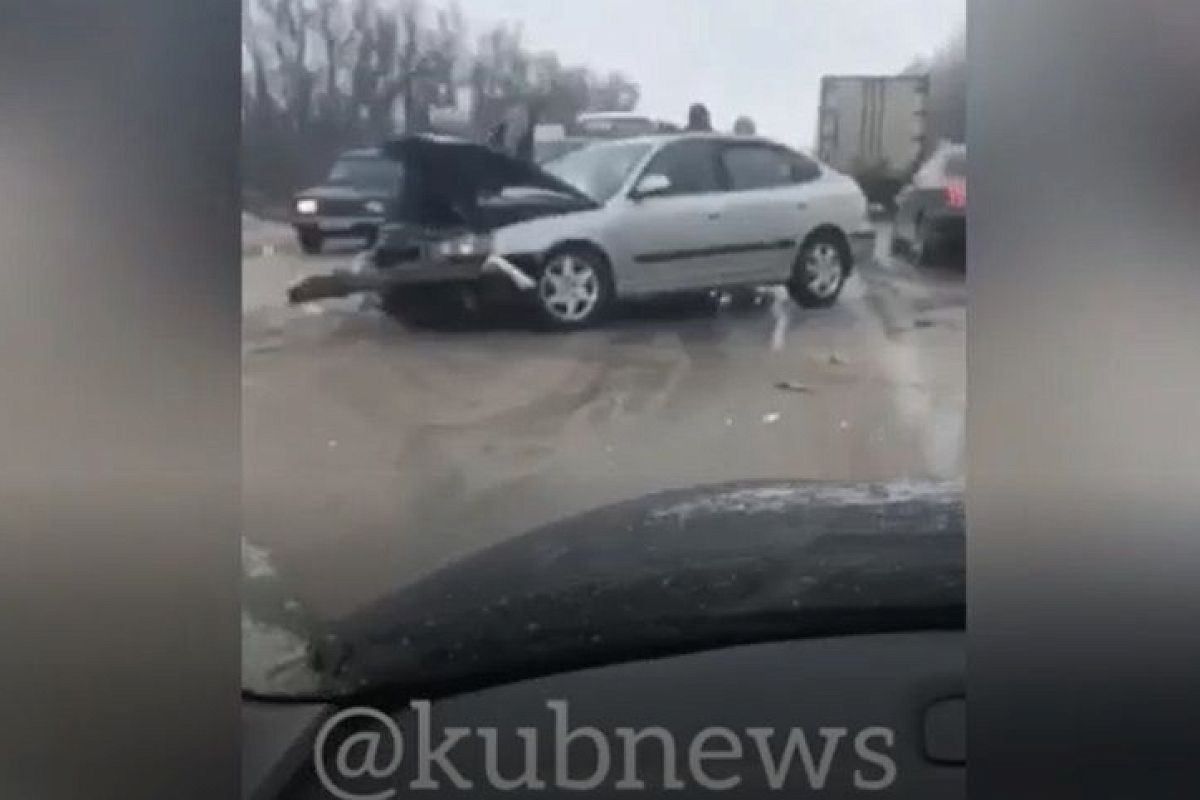 В Краснодарском крае при столкновении трех иномарок пострадала женщина