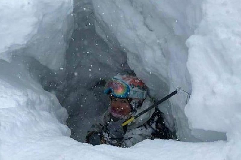 В сочинских горах из-под снега достали съехавшую с трассы лыжницу