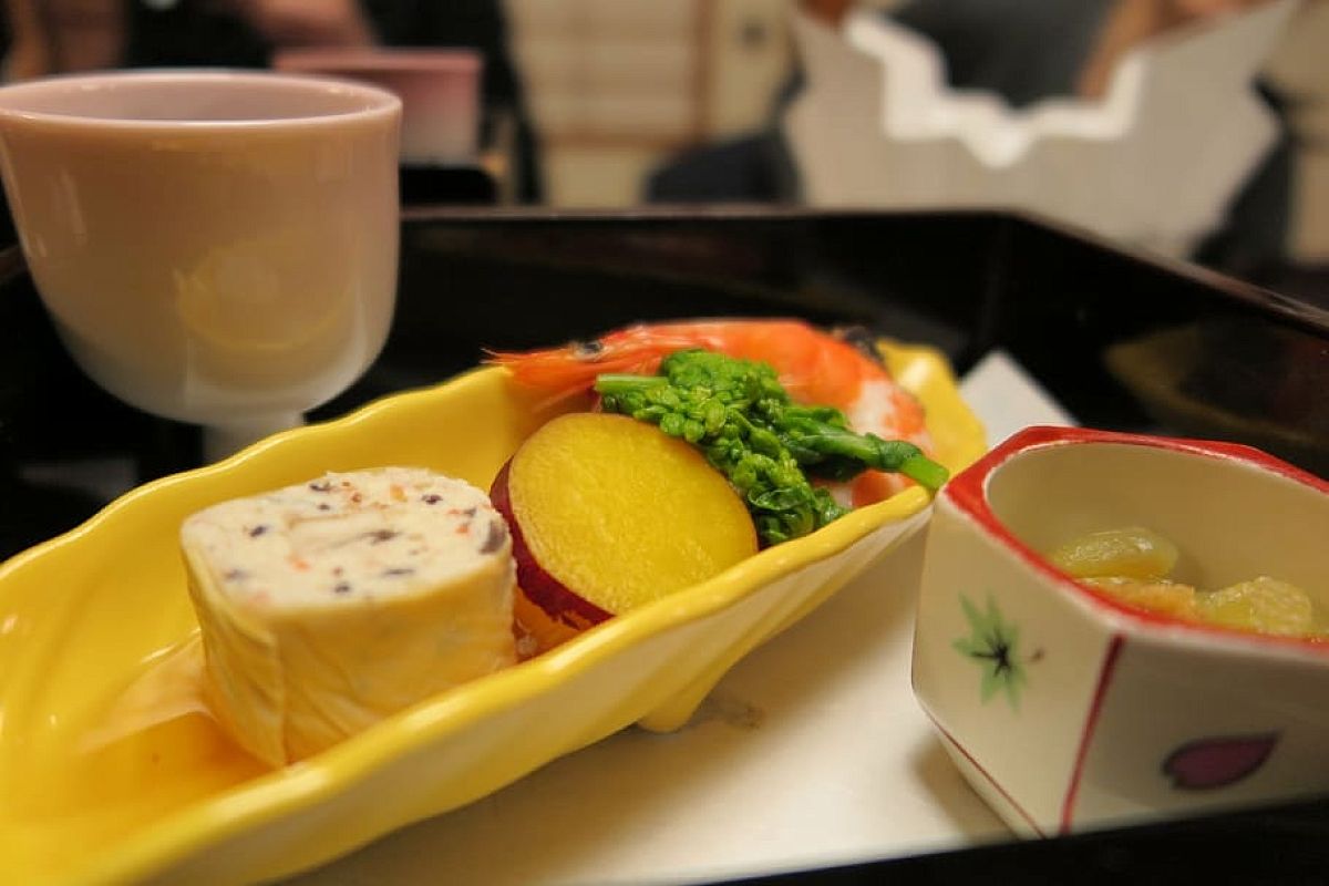 Быстро, вкусно, универсально: яичные рулетики с начинкой на все случаи жизни