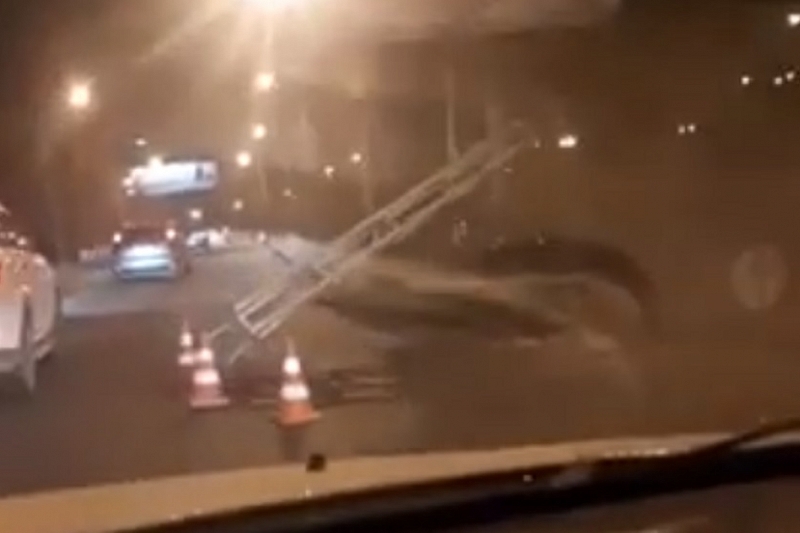 В Краснодаре грузовик снес габаритную раму на Яблоновском мосту. Она упала на легковой автомобиль