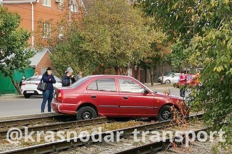 В Краснодаре застрявший на рельсах автомобиль заблокировал движение трамваев