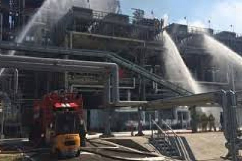 Спасатели эвакуировали 11 человек с загоревшегося завода в Ростовской области