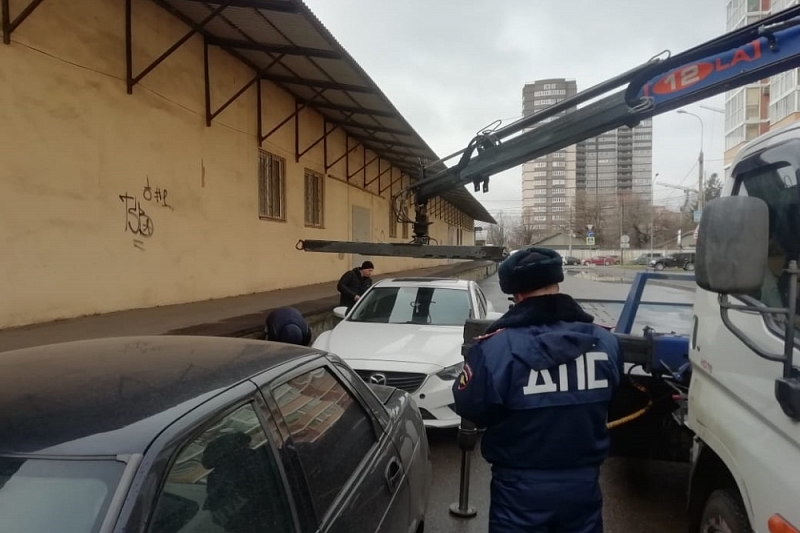В Краснодаре незаконно припаркованные на улице Репина машины отправили на штрафстоянку