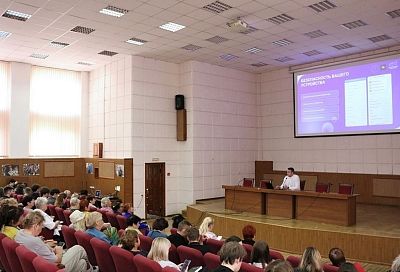 В Краснодаре провели урок по защите от кибермошенников для старшего поколения