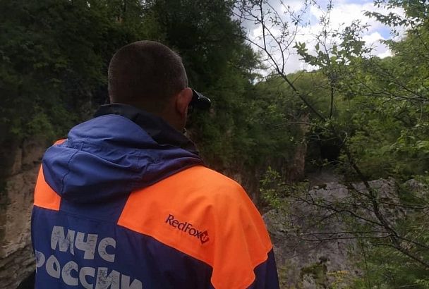 Поиски упавших в горную реку туристов возобновили в Адыгее