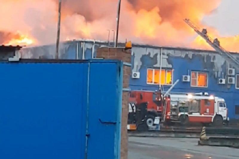 В Краснодаре потушили крупный пожар на улице Дзержинского