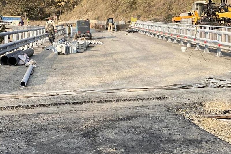 На Шаумянском перевале завершается строительство двух мостов