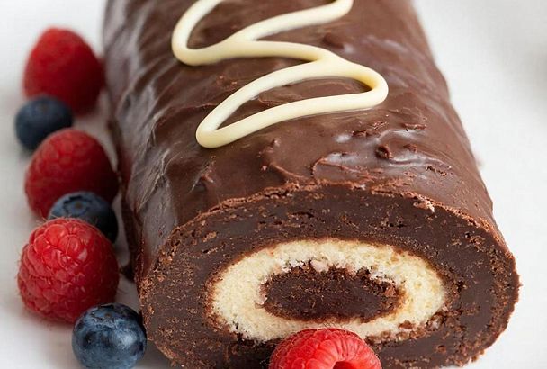 Когда дети просят чего-нибудь сладенького, начинают замешивать чумовой рулет "Баунти" из трех ингредиентов. Без выпечки и хлопот