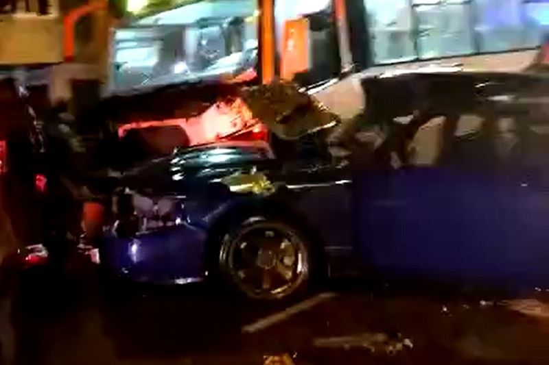 В Сочи Ford Mustang врезался в рейсовый автобус. Есть пострадавшие