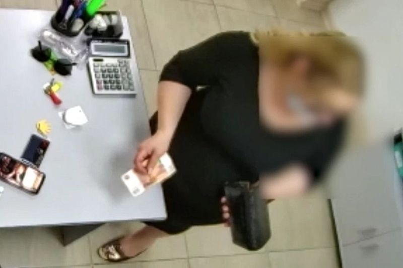 Ловкость рук - и кассир в убытке: мошеннические трюки с 5-тысячной купюрой проделывала жительница Кубани в магазинах 