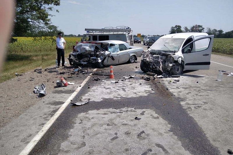 В Краснодарском крае в жестком ДТП погиб водитель «Волги»