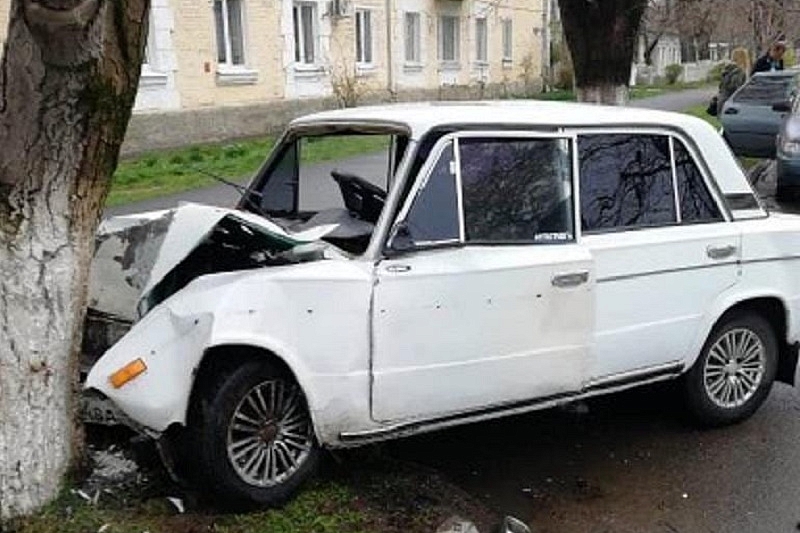 В Краснодарском крае в ДТП пострадали водитель-подросток на ВАЗ-2106 и его 16-летний пассажир