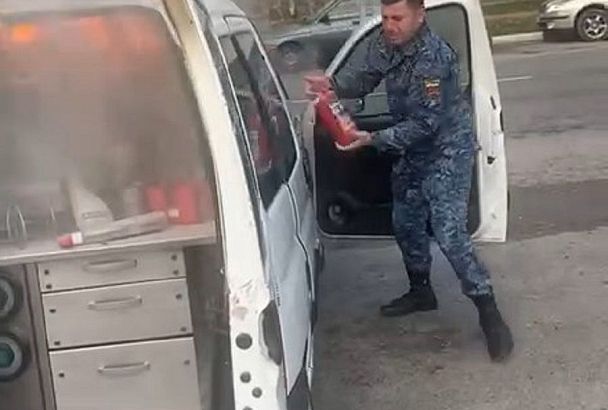 Судебные приставы потушили загоревшуюся кофейню на колесах в Новороссийске