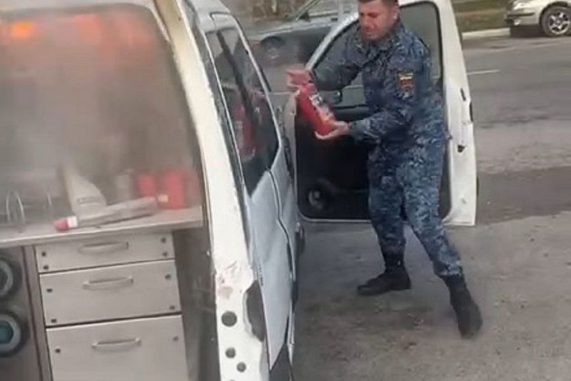 Судебные приставы потушили загоревшуюся кофейню на колесах в Новороссийске