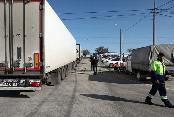 Очередь из грузовиков на Керченскую переправу  в Краснодарском крае существенно выросла