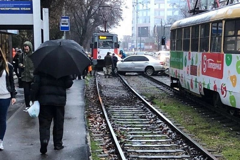Движение трамваев на ул. Коммунаров в Краснодаре полностью восстановлено после утреннего ДТП
