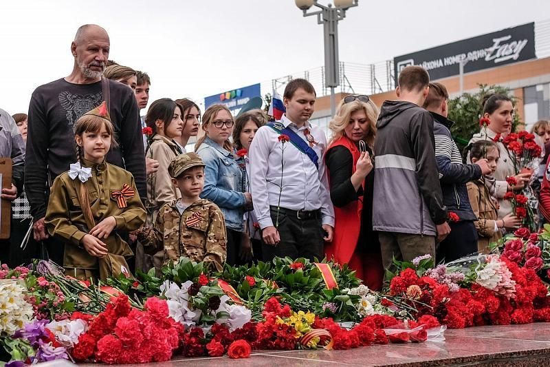 В Краснодаре возложили венки и цветы к мемориалу «Вечный Огонь»