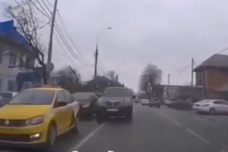 В Краснодаре полиция ищет водителя джипа, проехавшего по встречке в центре города