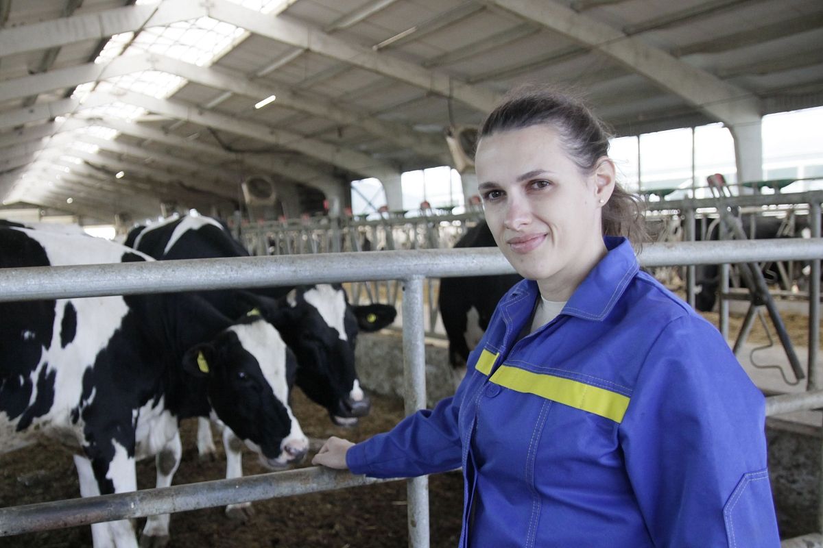 Зоотехник-селекционер Лилия Вишневецкая занимается подбором быков-производителей и экспертизой маточного поголовья племенных животных. 