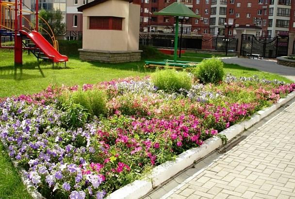 В Краснодарском крае в рамках нацпроекта благоустраивают двор площадью 12 тысяч кв.м.