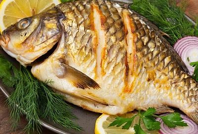 Карп в духовке, запеченный целиком в фольге: сочный, ароматный, с лимоном