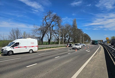 В Краснодаре в день открытия мотосезона в ДТП пострадал байкер и его пассажирка