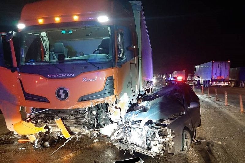 Водитель и пассажир легковушки погибли в ДТП с грузовиком на Кубани