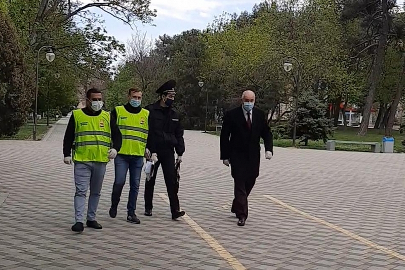 Каждое утро глава города Игорь Дяченко встречался с полицейскими,  волонтерами, казаками.