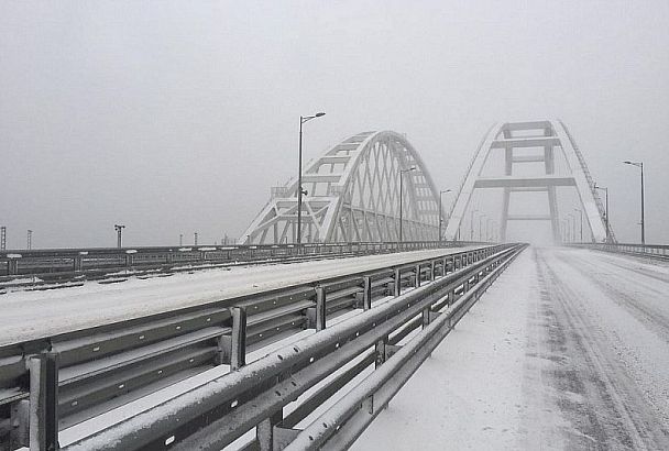 Движение по Крымскому мосту в сторону Краснодарского края открыто после снегопада