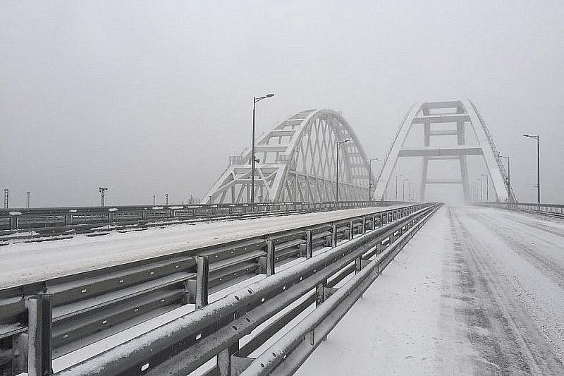 Движение по Крымскому мосту в сторону Краснодарского края открыто после снегопада