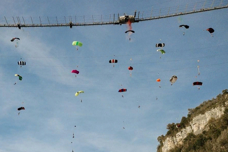 В Сочи массовым прыжком парашютистов с моста установлен мировой рекорд