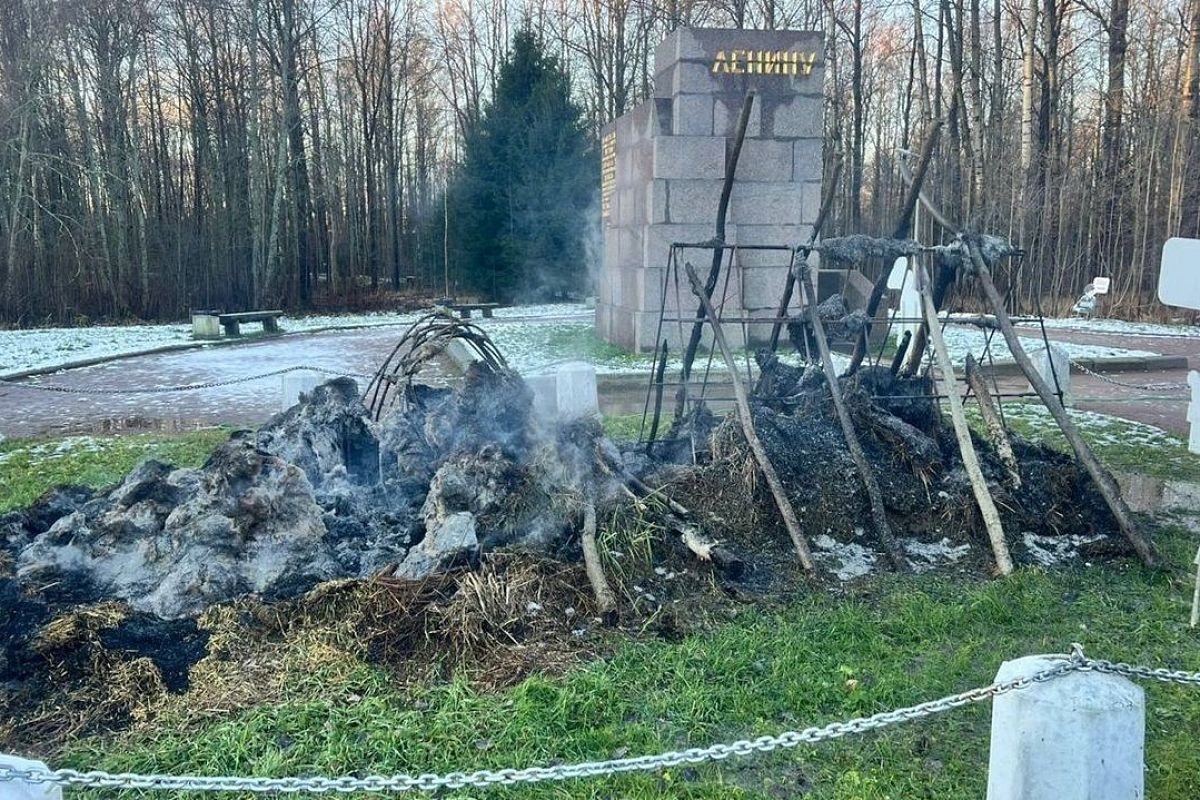 «Шалаш Ленина» сгорел на территории музея под Петербургом