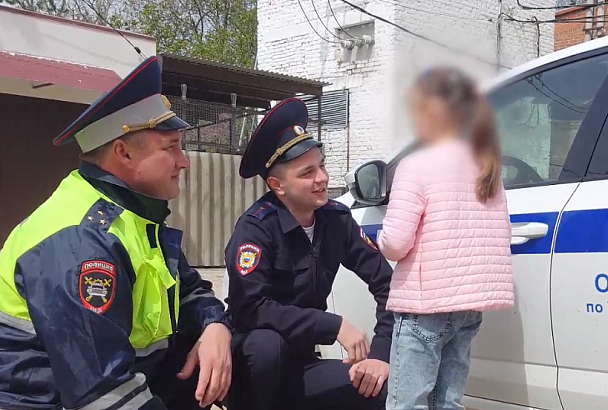 В Темрюке полицейские вернули домой потерявшуюся 5-летнюю девочку