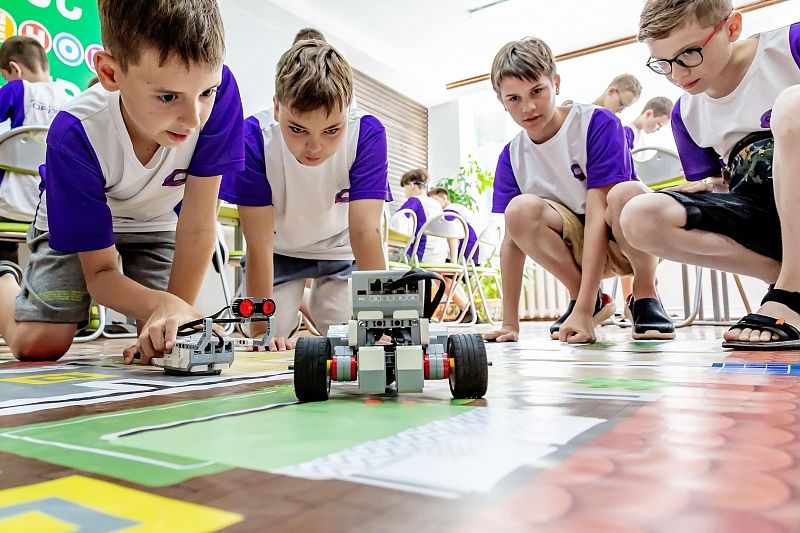 В детском центре «Орлёнок» стартовала проектная смена по робототехнике и техническому творчеству «Робокуб»