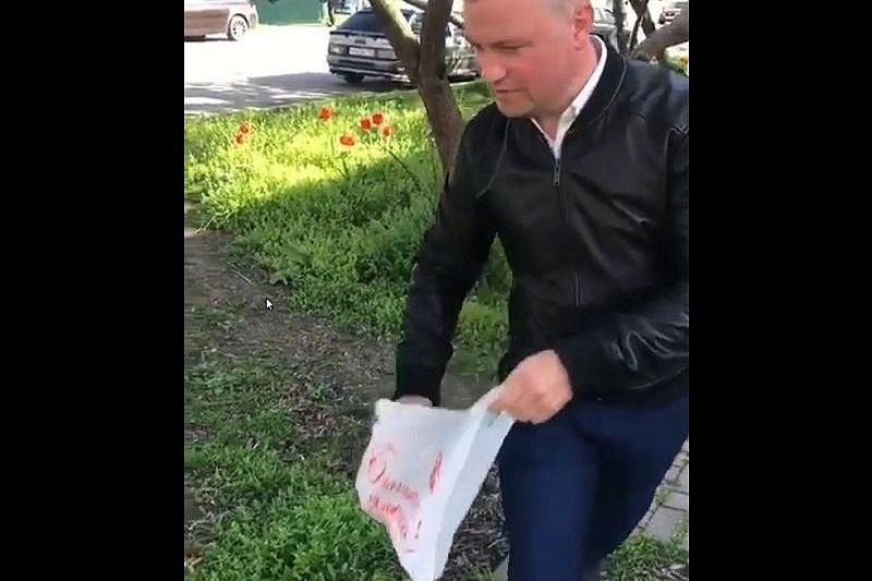 Мэр с пакетом: глава Тимашевска Николай Панин самолично занялся уборкой города