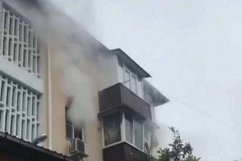 В Сочи из-за загоревшейся квартиры эвакуировали жильцов многоэтажки (видео)