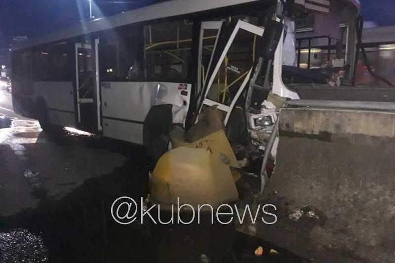 В Сочи рейсовый автобус врезался в ограждение. Пострадали 6 взрослых и 3 детей