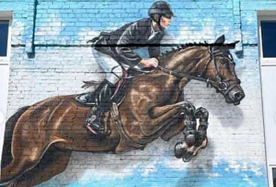Скакуна с наездником изобразила на фасаде ипподрома краснодарская художница