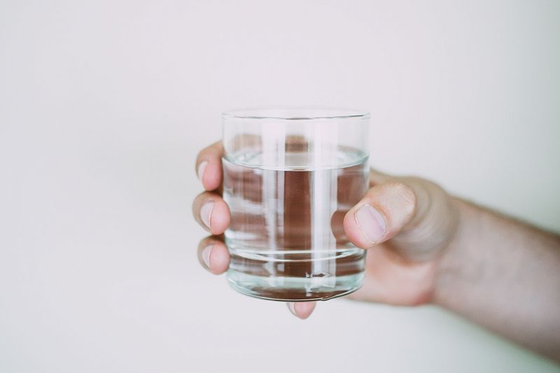 Почему стоит пить теплую воду, а не холодную