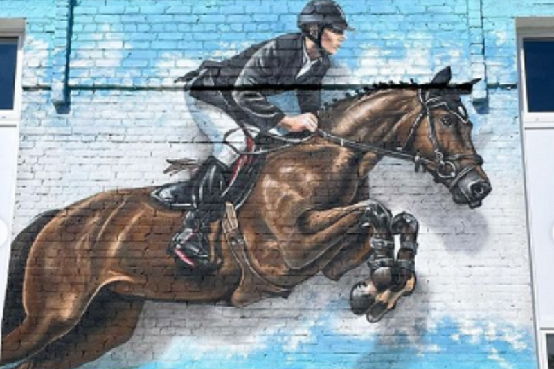 Скакуна с наездником изобразила на фасаде ипподрома краснодарская художница