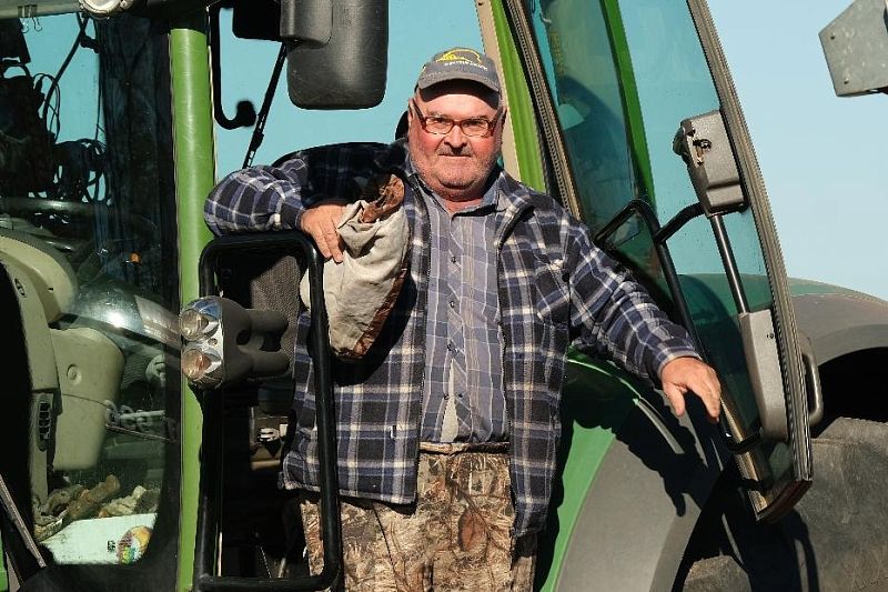 Механизатор Сергей Белоусов более 40 лет работает в сельском хозяйстве и на пенсию не собирается