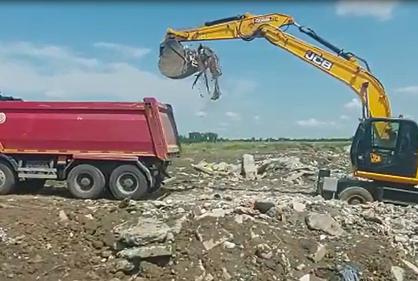 Гору мусора у «жёлтого озера» в пригороде Краснодара начали разбирать