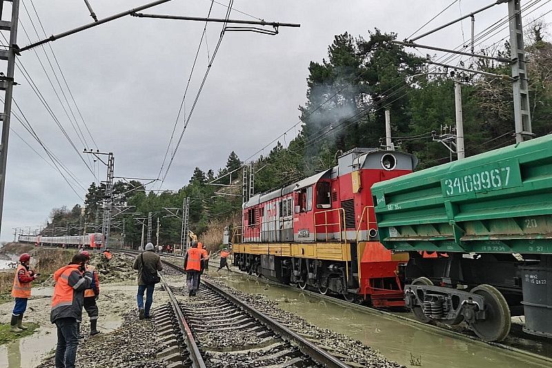 Оползень сошел на железную дорогу под Сочи: движение поездов не прерывалось