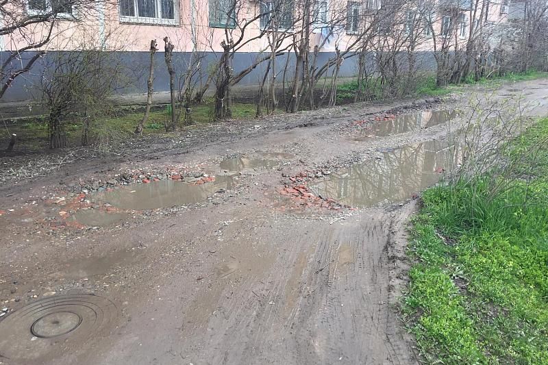 Жители Краснодара выравнивают дороги битым кирпичом и просят помощи у депутата
