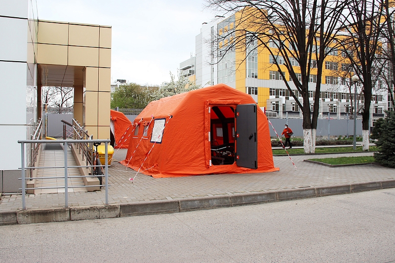 В Краснодаре установили палатки для первичного осмотра пациентов с подозрением на коронавирус
