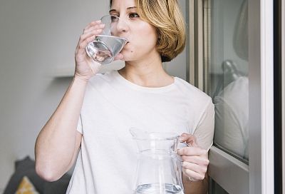 Не только вода: вот сколько вы должны пить каждый день