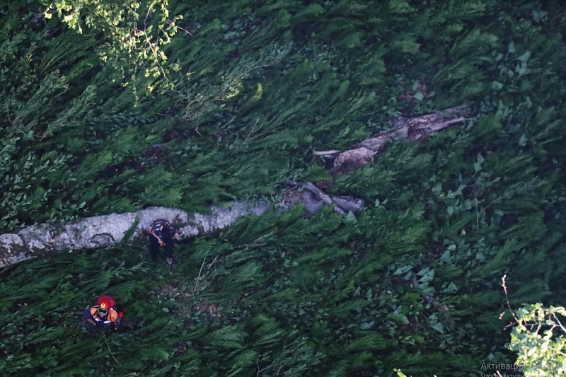 В Сочи спасатели на вертолете эвакуировали туристку с подножия горы Сахарная