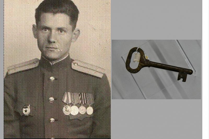 Анатолий Реус и ключ, который вытащил из замка одной из дверей рейхканцелярии . Сейчас ключ хранится в Курганинском историческом музее