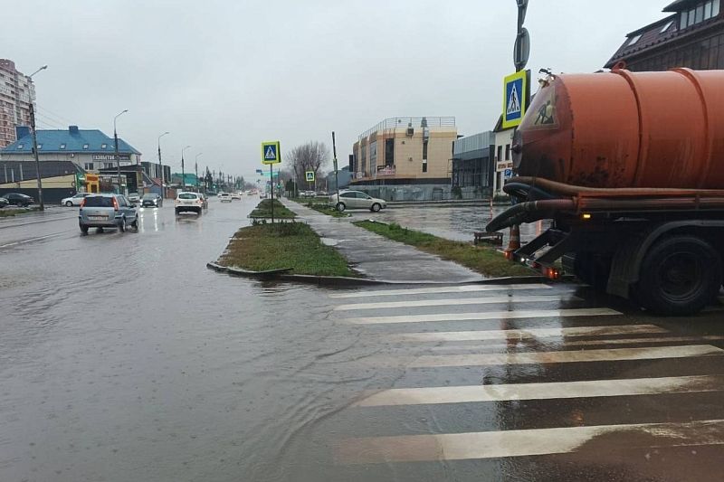 Улицы ушли под воду после ливня в Краснодаре